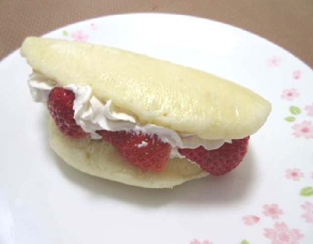 レンジでいちごのオムレット