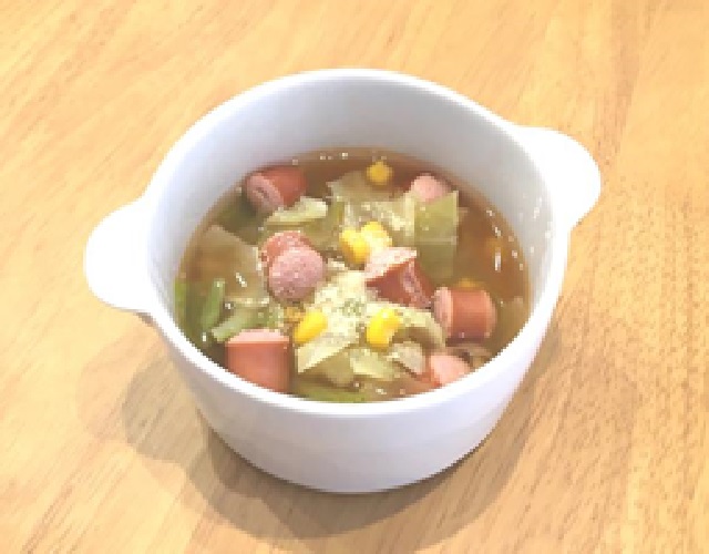 キャベツとウインナーのスープ